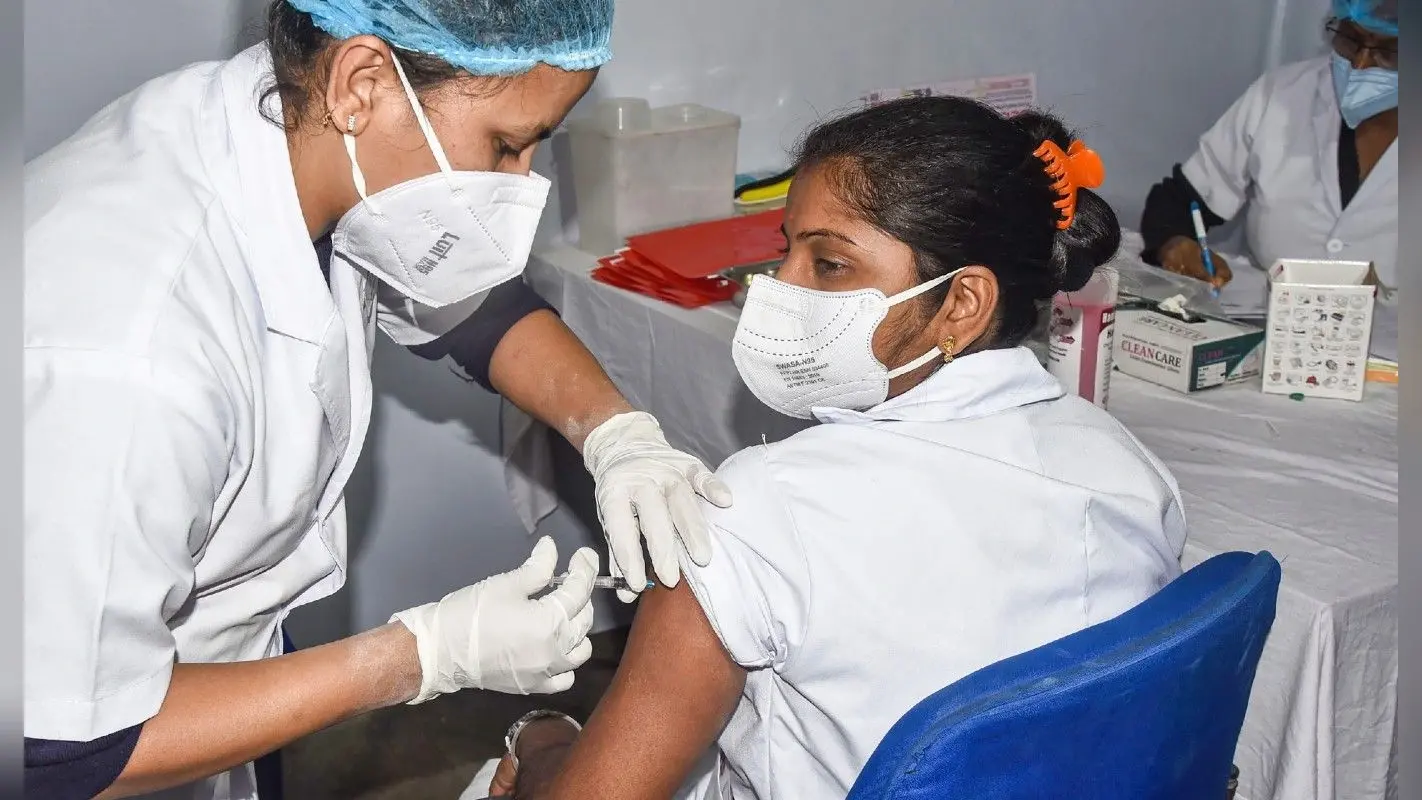 Vaccination in Bengal: बिपाशा को कोलकाता में लगा पहला टीका, 90 हजार स्वास्थ्यकर्मियों को लगेगी कोरोना वैक्सीन