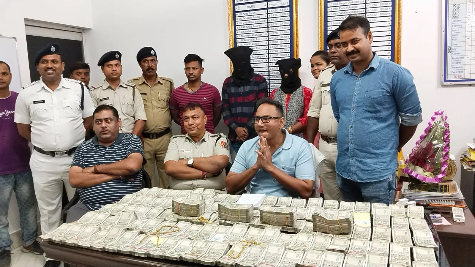 प्रेमी के साथ मिलकर 75 लाख रुपये और सोने की चोरी, पुलिस ने प्रेमिका को भी दबोचा