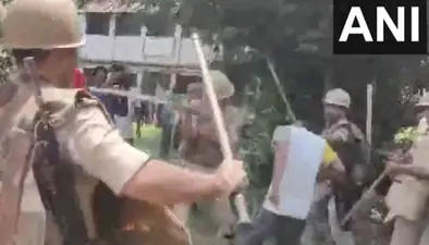 पंचायत चुनाव में हिंसा : बीजेपी का कोलकाता में प्रदर्शन, नंदकुमार में BJP समर्थक को पुलिस ने बर्बरता से पीटा