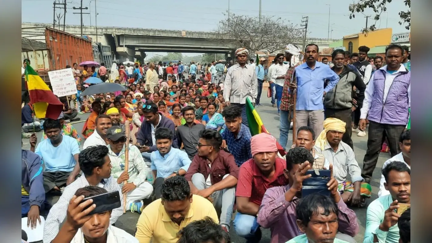 बंगाल में आदिवासी इंग्लिश मीडियम स्कूल को आर्थिक मदद, लॉटरी सिस्टम से एडमिशन बंद करने की मांग पर रोड जाम