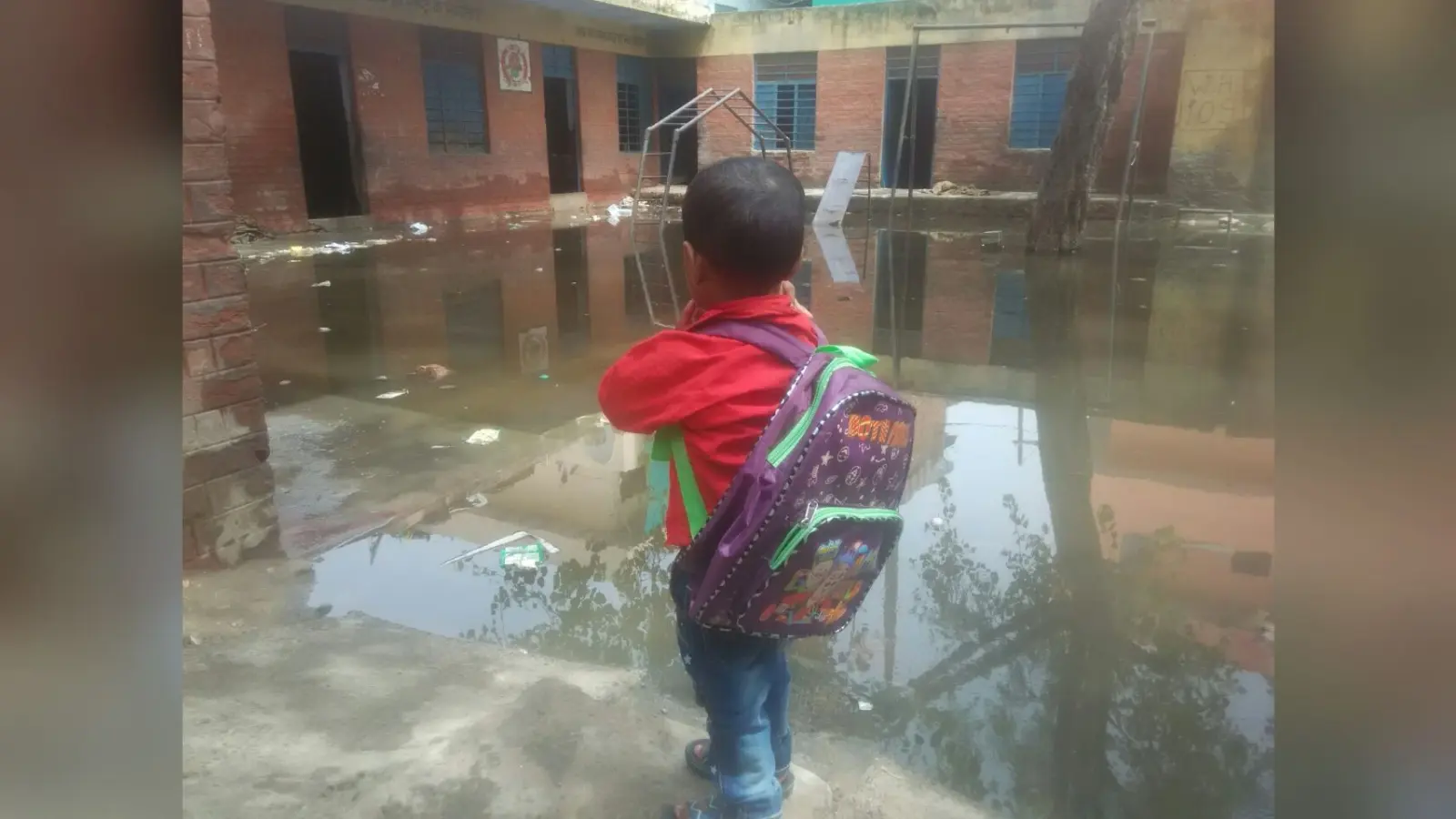 बिहार के इस जिले में बाढ़ में डूब गये एक हजार स्कूल घिरे, बेंच-डेस्क हो रहे खराब