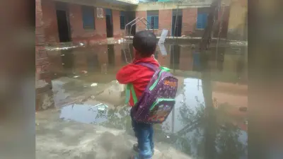 बिहार के इस जिले में बाढ़ में डूब गये एक हजार स्कूल घिरे, बेंच-डेस्क हो रहे खराब
