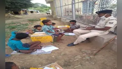 गरीब बच्चों को सड़क पर फ्री में पढ़ाता है पुलिस का यह जवान, सिंघम और अभिनंदन के नाम से है मशहूर