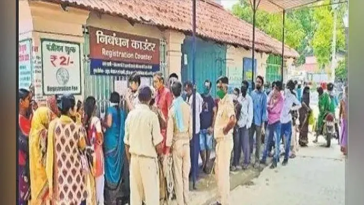 बेगूसराय सदर अस्पताल में मरीजों का हूजूम, सोशल डिस्टेंसिंग का नहीं हो रहा पालन