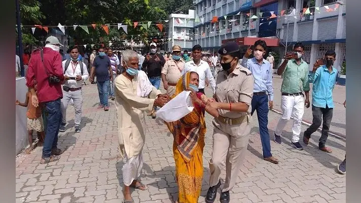 कलेक्ट्रेट परिसर में ध्वजारोहण के दौरान महिला ने की आत्मदाह की कोशिश, नाबालिग बेटियों के अपहरण में पुलिस पर लगाया यह गंभीर आरोप…