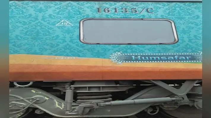 Irctc news- तेज रफ्तार से पटरी पर दौड़ रही क्लोन ट्रेन में लगी आग, बर्निंग ट्रेन बनने से बची बिहार से दिल्ली जा रही हमसफर एक्सप्रेस