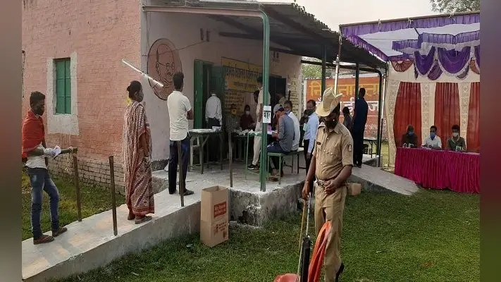 बिहार पंचायत चुनाव : वोटरों को पोलिंग सेंटर पर लगायी जाएगी कोरोना वैक्सीन, स्वास्थ्य विभाग की तैयारी जोरों पर