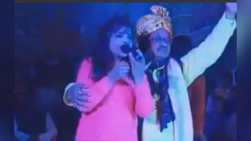 बाहों में महिला डांसर, सिर पर पगड़ी, मंच पर ठुमके लगाते जदयू विधायक का वीडियो हो रहा वायरल