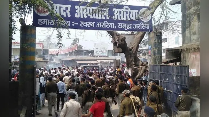 BREAKING NEWS: पुलिस हाजत में बंदी ने की आत्महत्या, आक्रोशित भीड़ ने थाने पर बोला हमला, डीएसपी समेत कई कर्मियों को पीटा