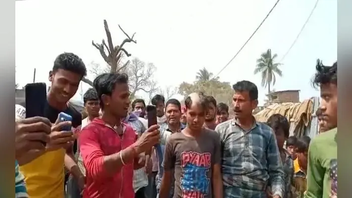 VIDEO: भोजपुरी और मैथिली गानों में अश्लीलता परोसना पड़ा महंगा, पंचायत के फरमान के बाद गायक का आधा सिर मुंडकर सड़क पर घुमाया