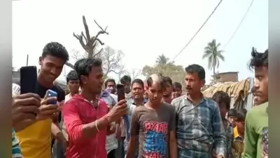 VIDEO: भोजपुरी और मैथिली गानों में अश्लीलता परोसना पड़ा महंगा, पंचायत के फरमान के बाद गायक का आधा सिर मुंडकर सड़क पर घुमाया