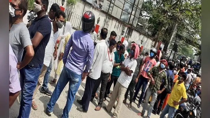 Coronavirus In Bihar: कोरोना संकट गहराया तो वैक्सीन लेने के लिए लंबी लाइन में लग रहे लोग, कोविड टेस्ट के लिए भी घंटों इंतजार