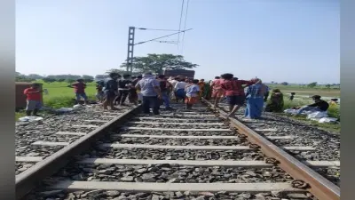 मोतिहारी में आक्रोशित ग्रामीणों ने रोका ट्रेन का परिचालन, अंडरपास बनाने के विरोध में किया प्रदर्शन, जानिए पूरा मामला