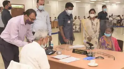 सीएम नीतीश के सामने 1542 रुपये के लिए रो पड़ा बुजुर्ग, जानिए फिर क्या हुआ