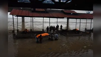 पटना में बाढ़ का कहर: श्मशान में घुसा पानी, लाशों की लगी कतार, नाव का बढ़ा किराया