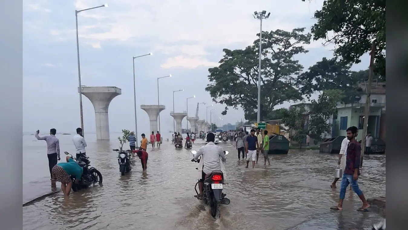 पटना में घट रहा गंगा का जलस्तर, घाट पर कम हो रहा पानी लेकिन छोड़ रहा कीचड़, तैयार होने में लगेगा वक्त