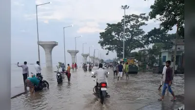 पटना में घट रहा गंगा का जलस्तर, घाट पर कम हो रहा पानी लेकिन छोड़ रहा कीचड़, तैयार होने में लगेगा वक्त