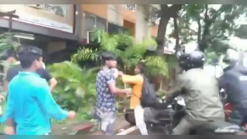 बीच सड़क पर घंटों चला बवाल, मामले को शांत कराने में जुटी रही पुलिस, देखिए तस्वीर..