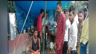 पुलिसवालों की शर्मनाक करतूत, गरम चाय से भरी केतली मासूम पर फेंकी