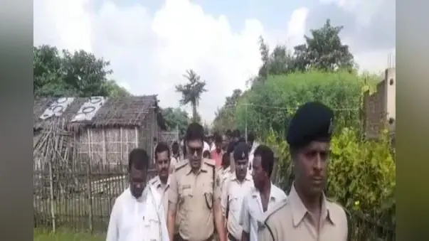 Supaul News: पड़ोसी ने बच्ची को चोरी करते पकड़ा, हत्या करने के बाद शव को घर में ही दफनाया