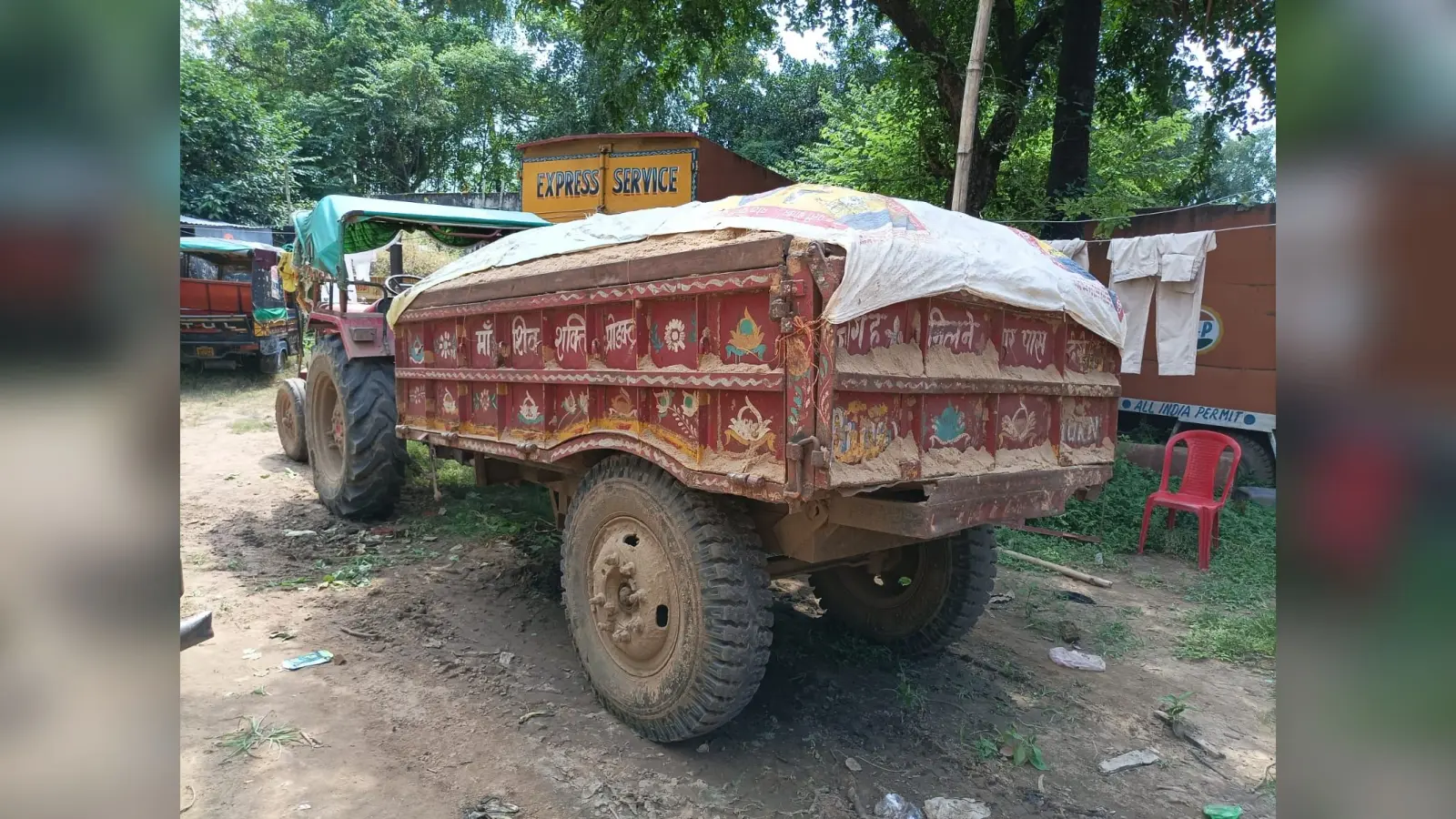 बालू लदे 7 ट्रैक्टर जब्त, माफियाओं में मचा हड़कंप, पुलिस को देख ट्रैक्टर चालक फरार
