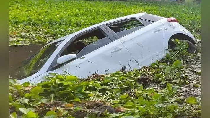 Araria: बिहार में दर्दनाक सड़क हादसा, चालक के संतुलन खोने से पानी भरे गड्ढे में पलटी कार, पांच लोगों की मौत