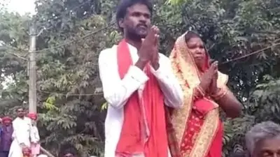 Bihar Panchayat Chunaw: बैलगाड़ी से नामांकन करने पति के साथ पहुंची महिला प्रत्याशी, देखने के लिए उमड़ी भीड़