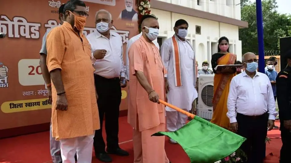 वाराणसी में अब घर-घर जाकर लोगों को लगायी जाएगी वैक्सीन, सीएम योगी ने ‘टीका एक्सप्रेस’ को दिखाई हरी झंडी