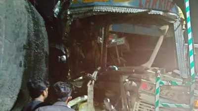 Kanpur News: सचेंडी हाईवे पर सड़क हादसा, ओवरटेक करने के चक्कर में कंटेनर से टकराया ट्रक, चालक की मौत