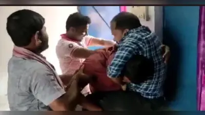 VIDEO: हेडमास्टर की कुर्सी किसकी? बिहार में भिड़े दो शिक्षक! एक दूसरे को उठा-उठाकर पटका, वीडियो वायरल