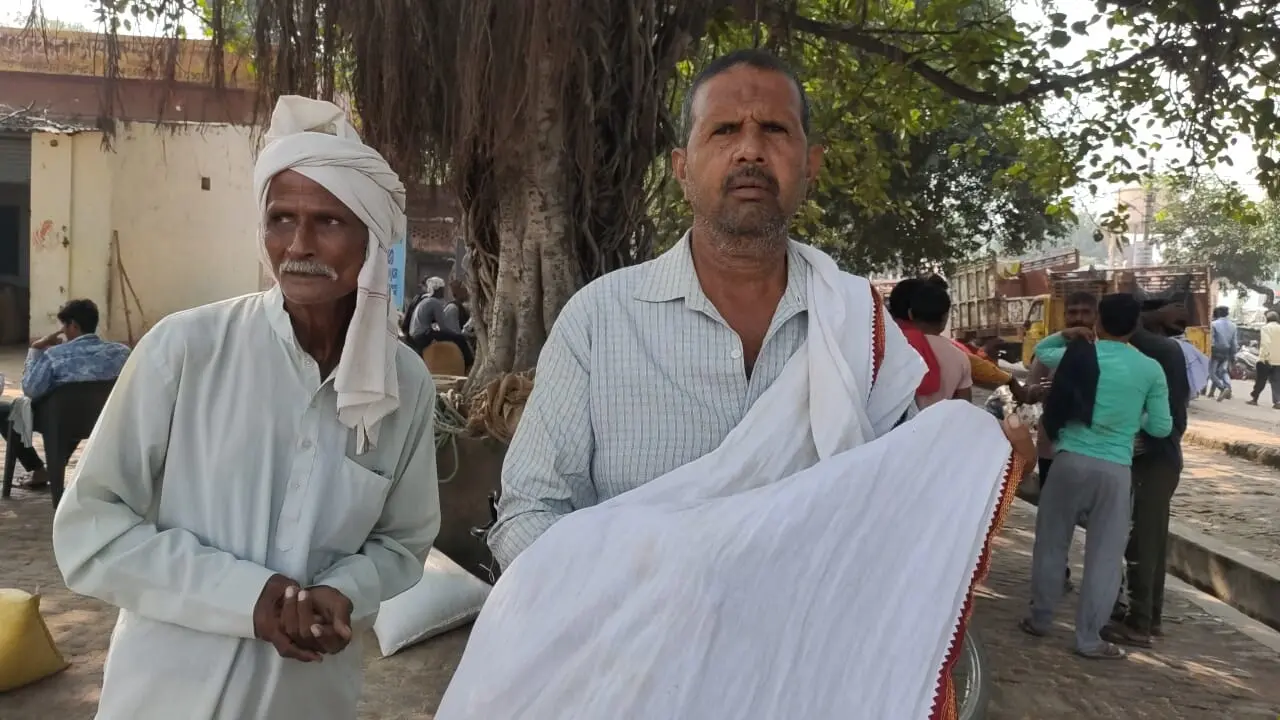 Exclusive: अलीगढ़ में धान की बोली से पहले हो जाता है ‘अंगोछा में सौदा’, छला जा रहा किसान, आढ़ती खा रहे पकवान
