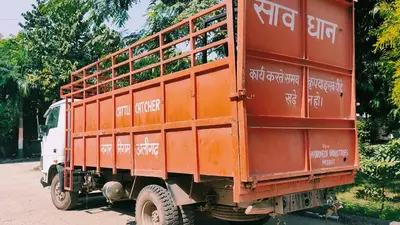 Exclusive: अलीगढ़ में बिना नंबर प्लेट सड़क पर दौड़ रहे नगर निगम के वाहन, ट्रैफिक सिग्नल को दिखा रहे ठेंगा