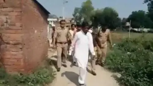 Kanpur News: विधायक जी को मनाने के लिए दौड़ पड़े एसपी साहब, वीडियो हो रहा वायरल