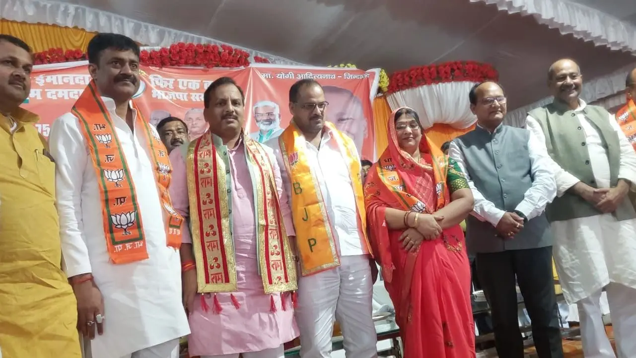 Gorakhpur News: सीएम सिटी में ‘बहन जी’ को झटका, सहनजवा नगर पंचायत अध्यक्ष ने थामा BJP का दामन