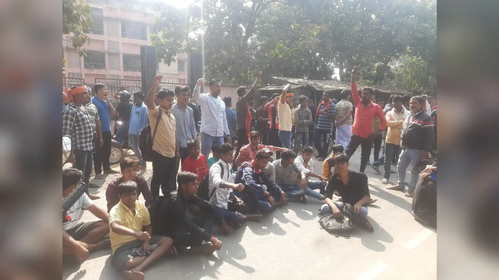 Bhagalpur News जानलेवा हमले में बिजली लाइनमैन की मौत पर हंगामा, तोडफ़ोड़, रोड जाम कर किया प्रदर्शन