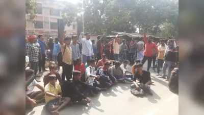 Bhagalpur News जानलेवा हमले में बिजली लाइनमैन की मौत पर हंगामा, तोडफ़ोड़, रोड जाम कर किया प्रदर्शन