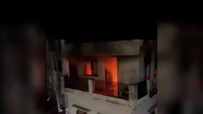 Bareilly News: मकान की तीसरी मंजिल पर बने टेंट गोदाम में लगी आग, लाखों का सामान जलकर खाक