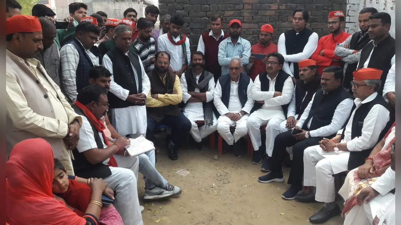 फाफामऊ हत्याकांड: सपा प्रतिनिधि मंडल ने गोहरी गांव में पीड़ित परिजनों से की मुलाकात, कहा- हम आपके साथ हैं