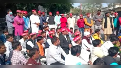 अंकुर हत्याकांड: SP-BSP, कांग्रेस और ब्राह्मण सभा के लोगों ने DM कार्यालय पर दिया धरना, सरकार पर लगाया यह आरोप