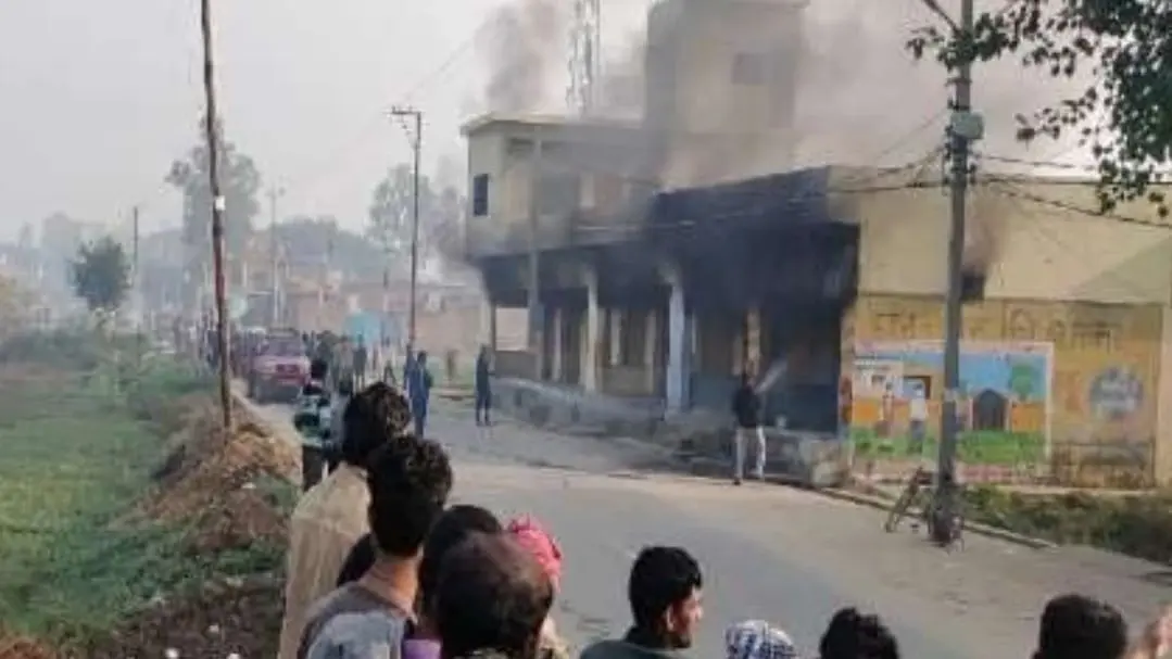 Budaun News: बदायूं में शार्ट सर्किट से गैस एजेंसी में लगी आग, टला बड़ा हादसा