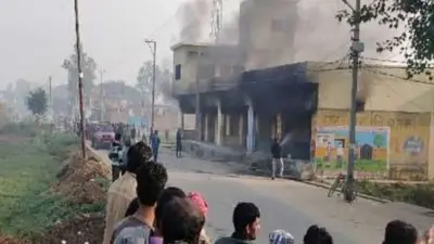 Budaun News: बदायूं में शार्ट सर्किट से गैस एजेंसी में लगी आग, टला बड़ा हादसा