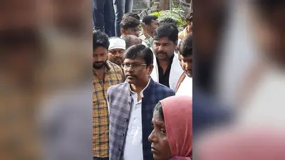 अंकुर हत्याकांड: आरोपियों के घर पहुंचे निषाद पार्टी के नेता, लगाया जबरन फंसाने का आरोप