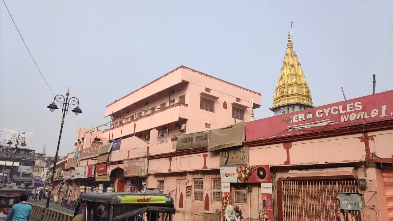 Varanasi News: गुलाबी रंग से सज रहे काशी विश्वनाथ धाम तक जाने वाले मार्ग, दी जा रही आकर्षक डिजाइनिंग