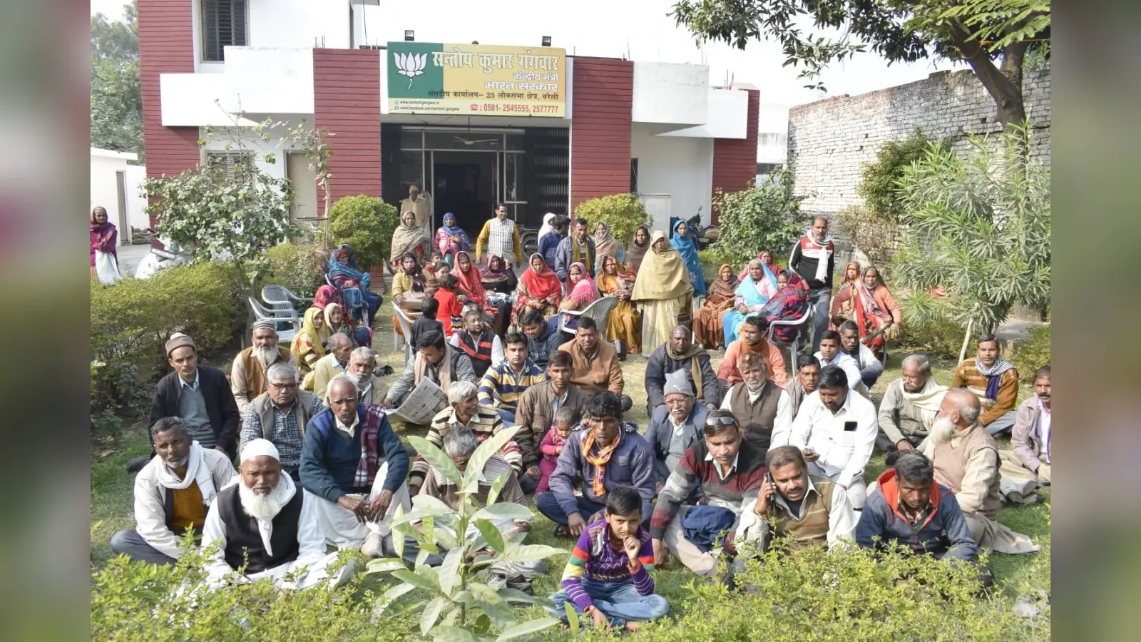 बरेली के किसानों ने पूर्व केंद्रीय मंत्री संतोष गंगवार का घेरा घर, जमकर की नारेबाजी, जानिए वजह