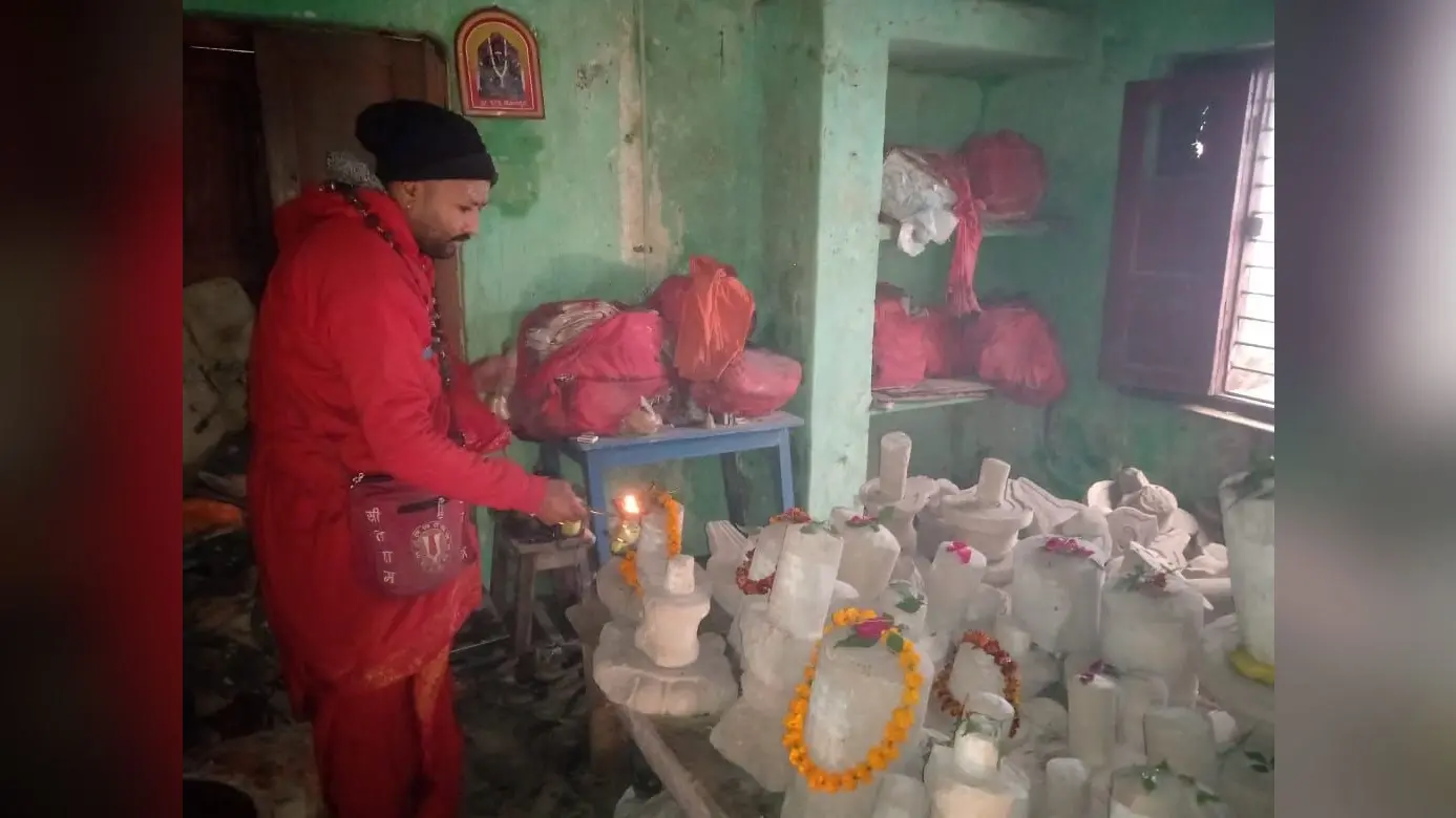Varanasi: बाबा विश्वनाथ की नगरी में 4 साल से थाने में कैद हैं 126 शिवलिंग, मुक्ति का कर रहे हैं इंतजार