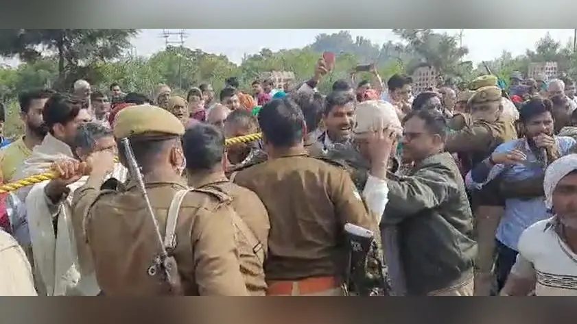 गाजियाबाद में किसानों और पुलिसकर्मियों के बीच हाथापाई, एक किसान घायल