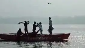 Varanasi News: घोड़े वालों ने नाविकों को दौड़ा-दौड़ा कर पीटा, जानें क्या है वजह