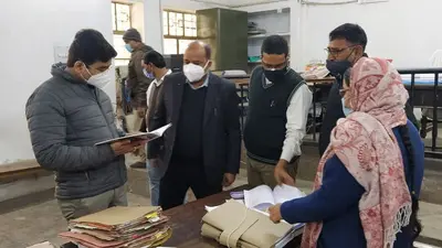 Prayagraj News: चुनाव से पहले एक्शन मोड में डीएम, मुंडेरा मंंडी स्ट्रांग रूम का किया निरीक्षण
