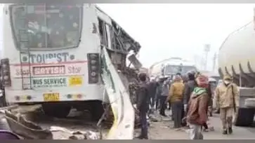 अलीगढ़ में भीषण सड़क हादसा, बस और ट्रक में हुई भिड़ंत, 1 की मौत, 11 घायल