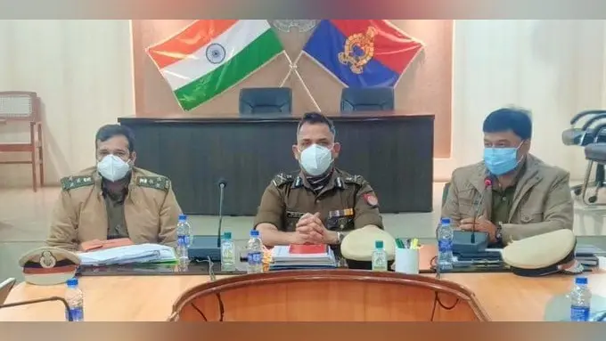 यूपी विधानसभा चुनाव को लेकर पुलिस आयुक्त ने ली समीक्षा बैठक, आधिकारियों को दिए दिशा-निर्देश
